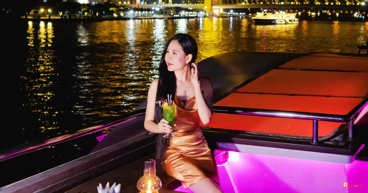 แสงไฟยามค่ำคืนขณะล่องเรือเจ้าพระยา Wonderful Pearl สวยมาก